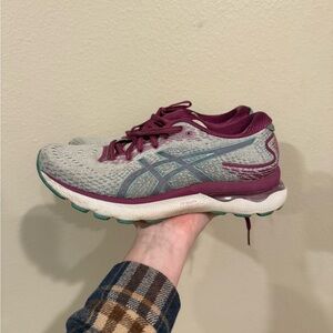 Women’s Running Shoe - Light Gray & Berry 8